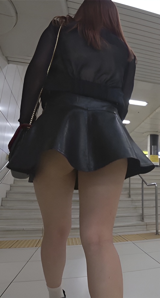 黑色超短皮裙白腿美眉[1G/MP4]