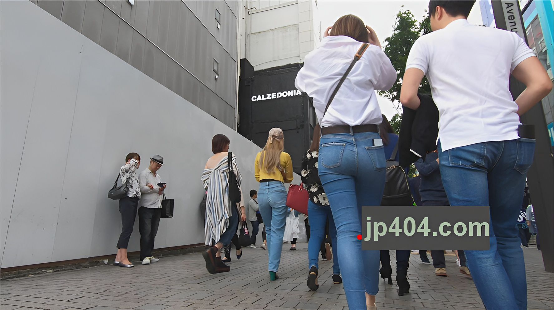 逛街的浅蓝牛仔九分裤细腿圆翘屯[1.03G/MP4]