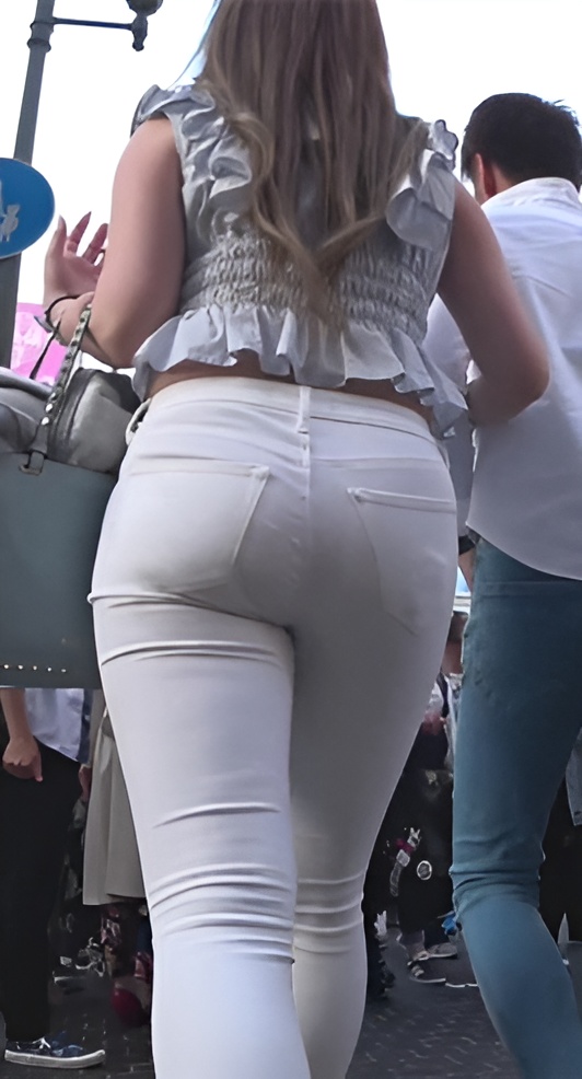 白色紧身牛仔裤极品圆润翘屯[920M/MP4]