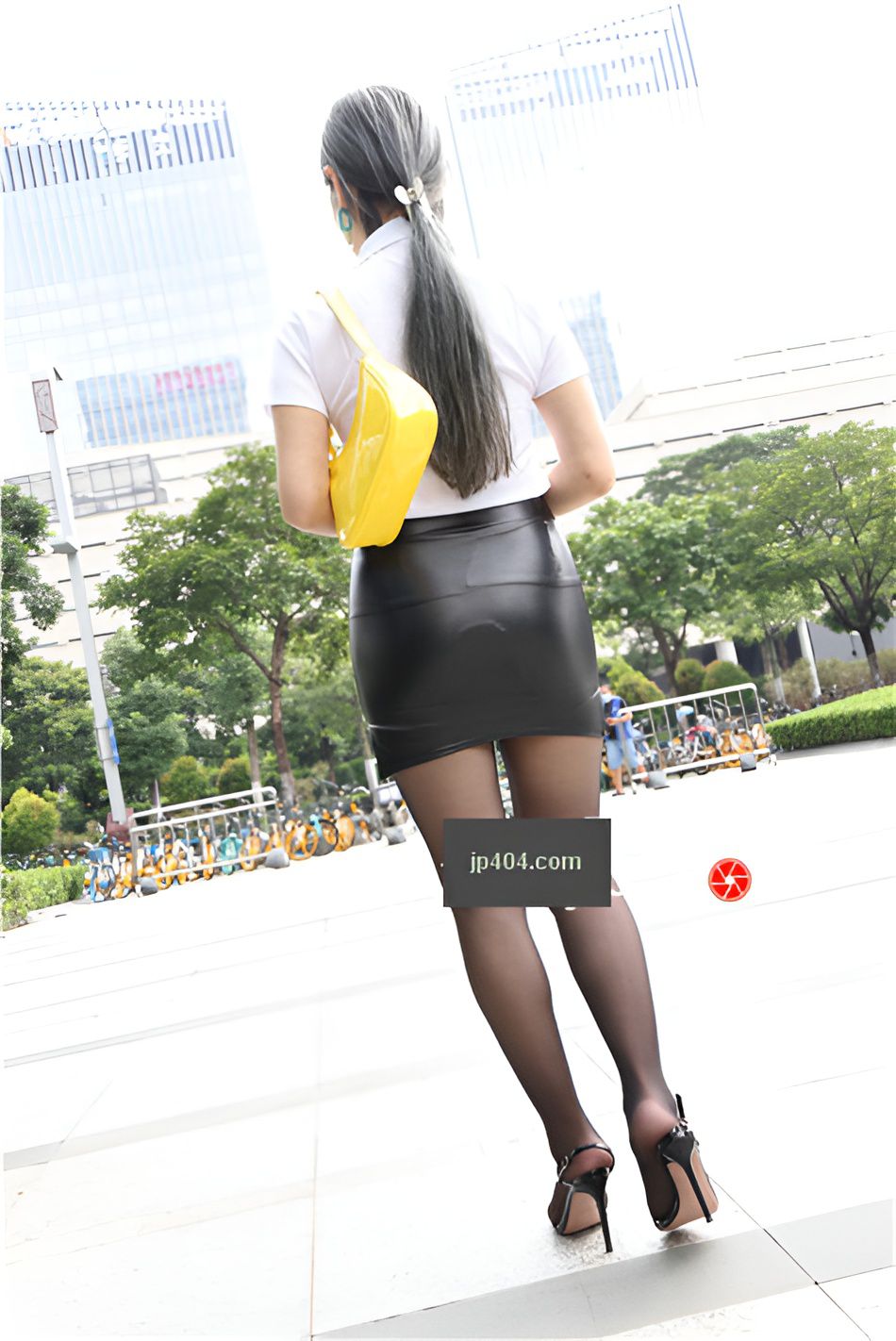 黑丝皮裤妹子【套图+视频】
