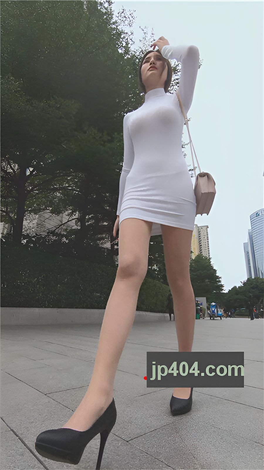 （视频）白色紧身连体包臀裙小姐姐[1.25G/MP4]