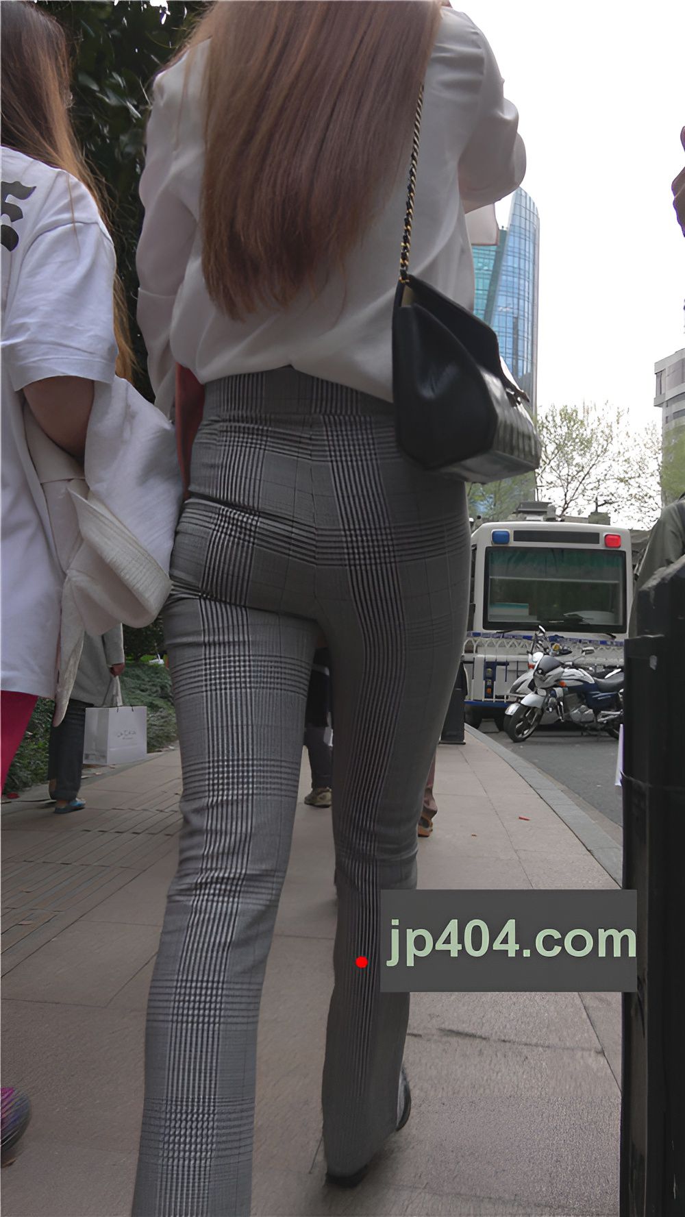 丰腴紧身裤小姐姐[2.29G/MP4]