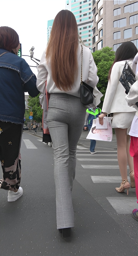 丰腴紧身裤小姐姐[2.29G/MP4]