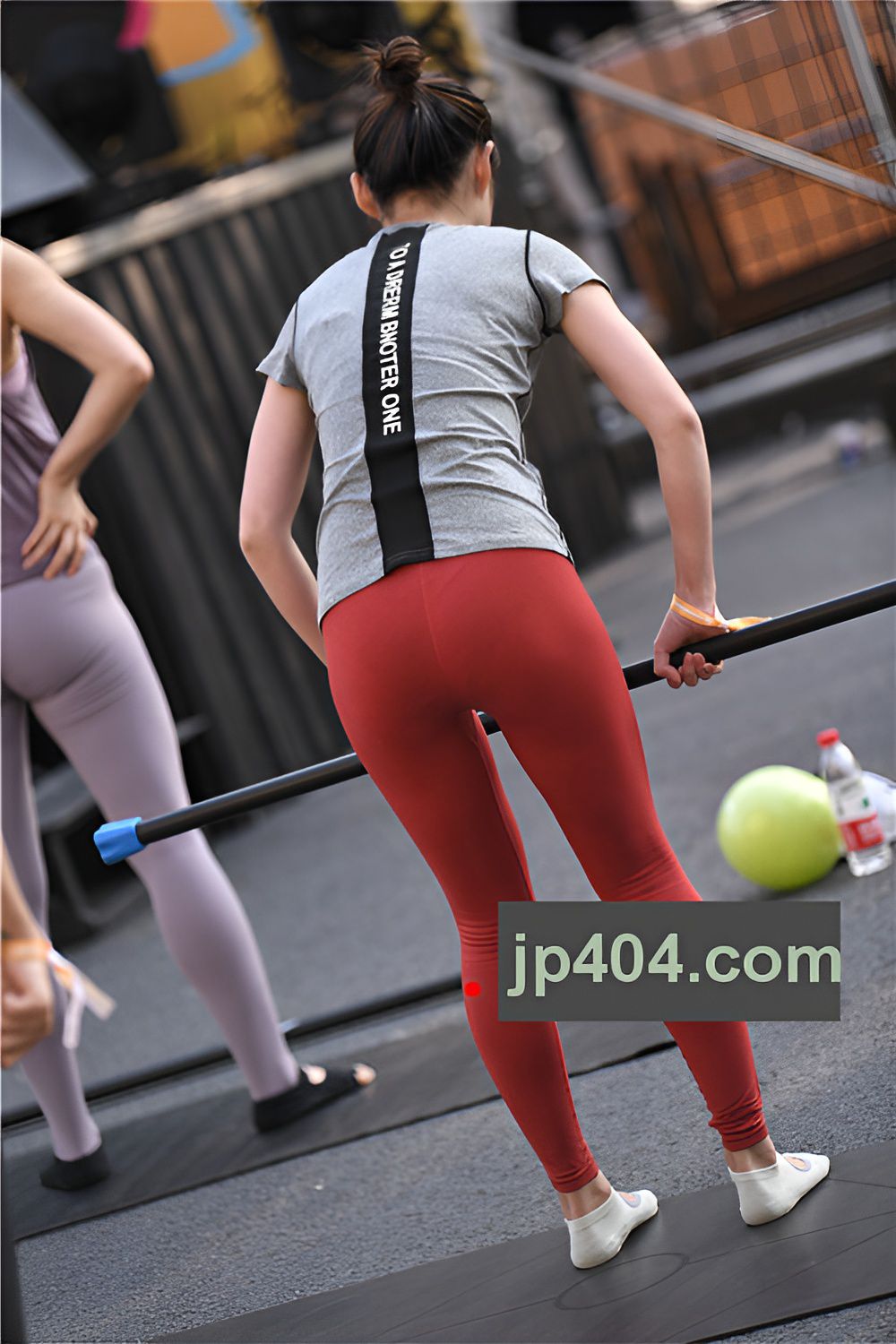 红色紧身瑜伽裤妹子【套图+视频】