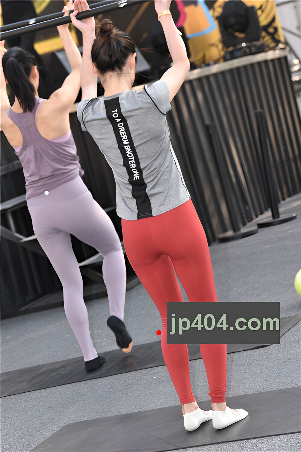 红色紧身瑜伽裤妹子【套图+视频】