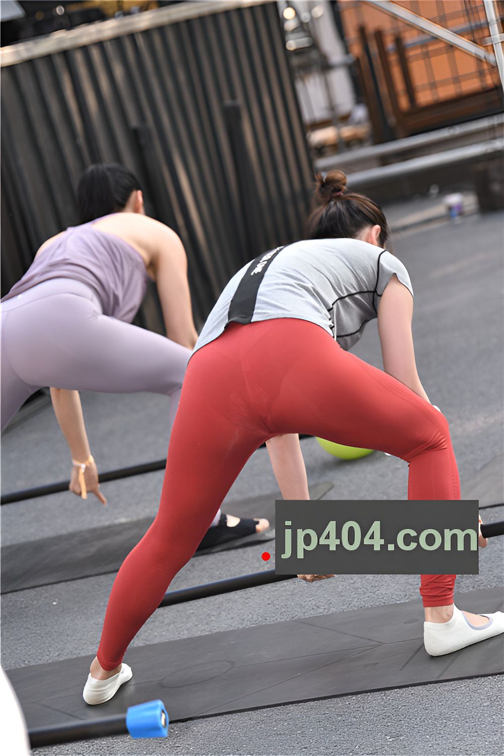 红色紧身瑜伽裤妹子【套图+视频】