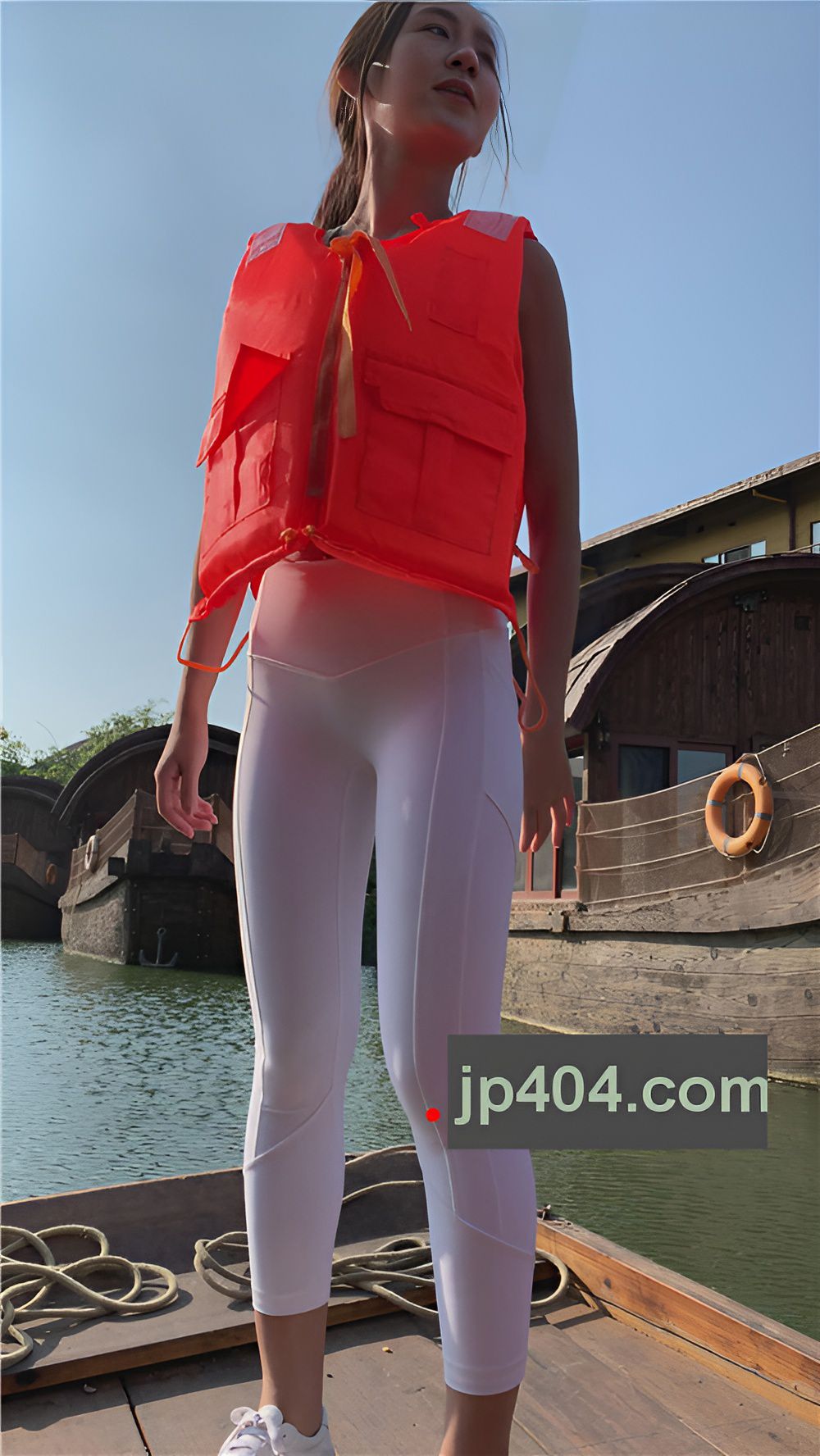 漂亮的白色紧身裤小姐姐[4.17G/MP4]