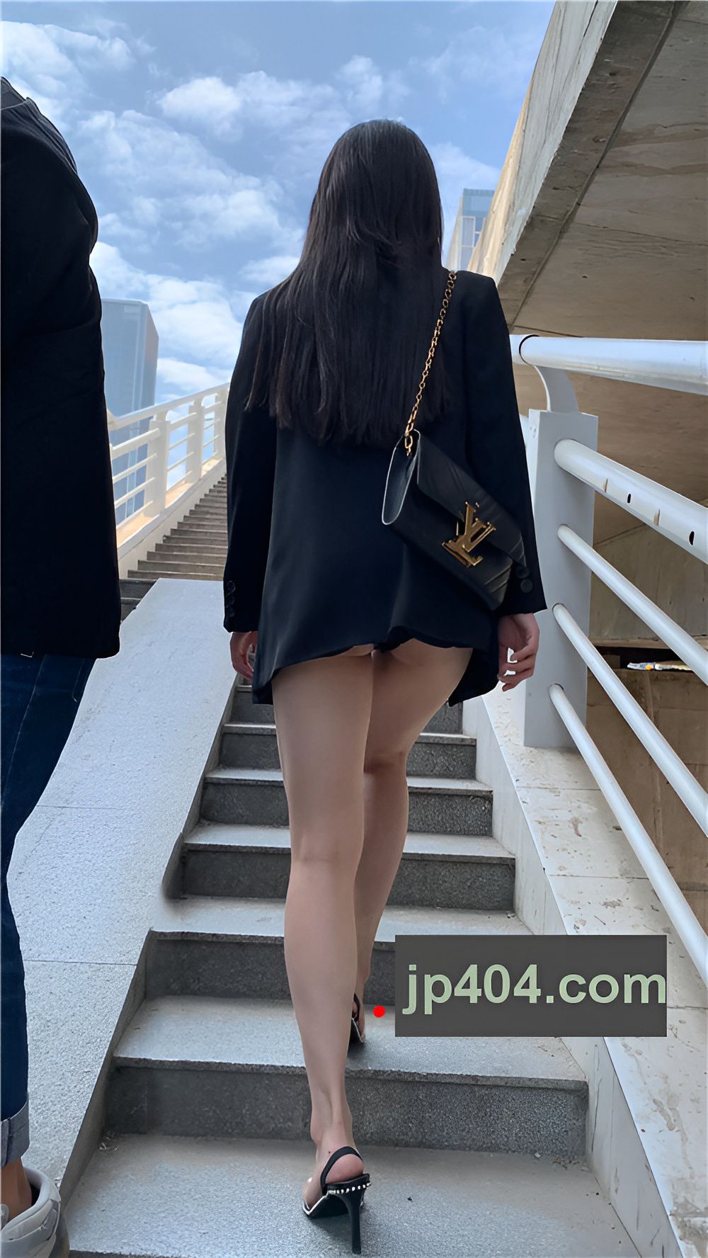 黑色月牙热裤美眉【套图+视频】