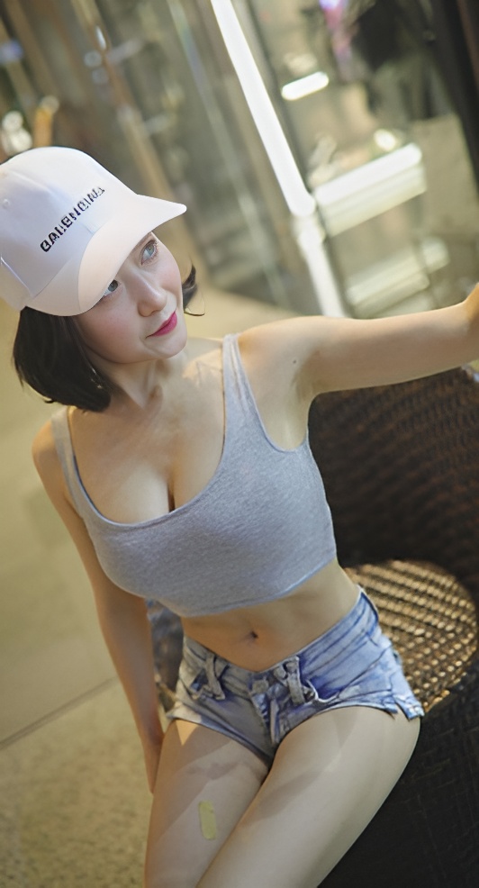 模拍漂亮的热裤月牙美女《四》[2.58G/MP4]