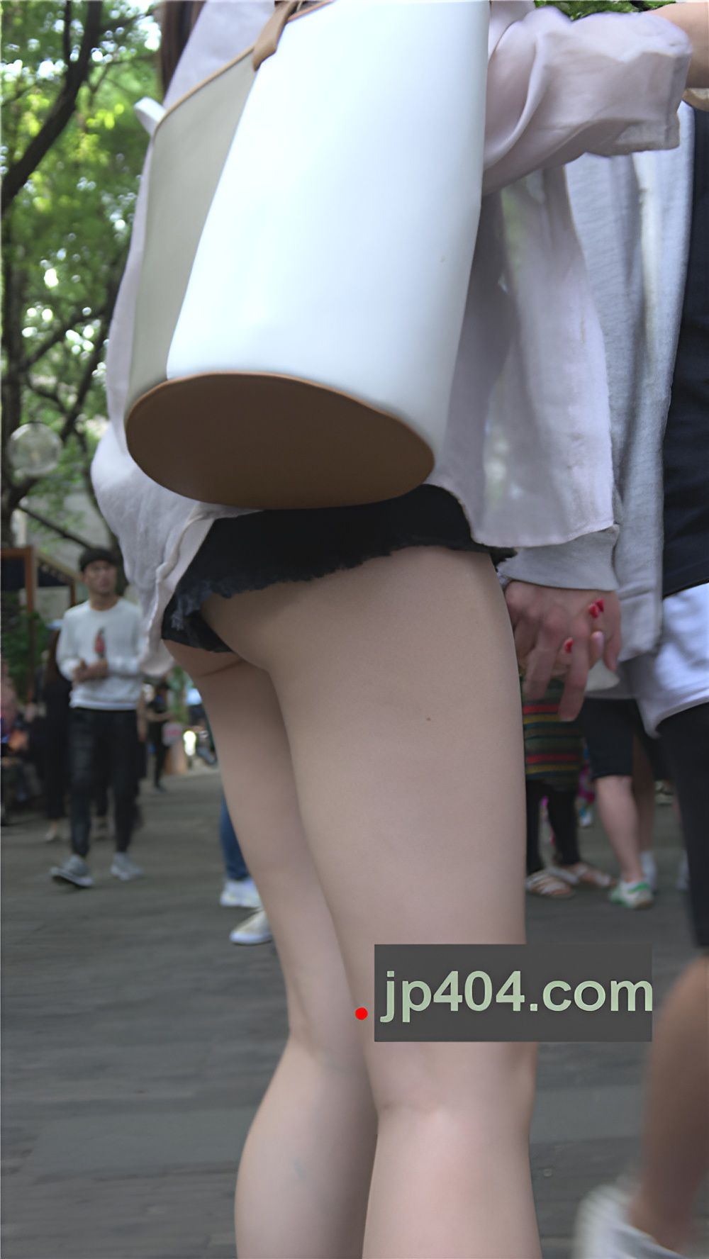 漂亮的黑色热裤月牙美女[1.78G/MP4]