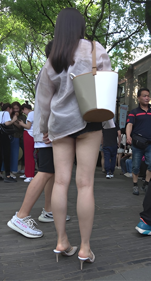 漂亮的黑色热裤月牙美女[1.78G/MP4]