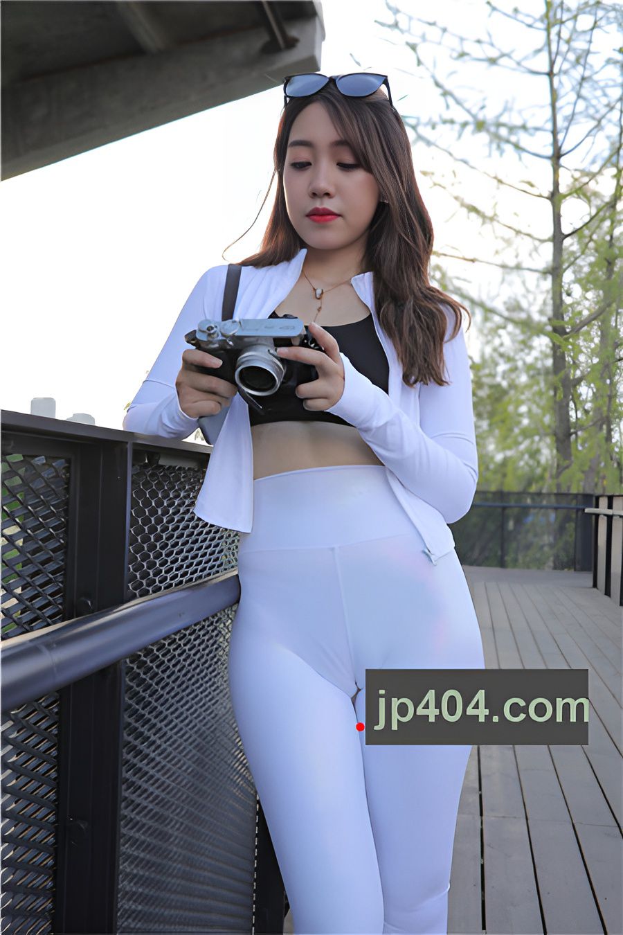 （套图）超紧白裤骆驼趾美女(800P)[9.61G/JPG]