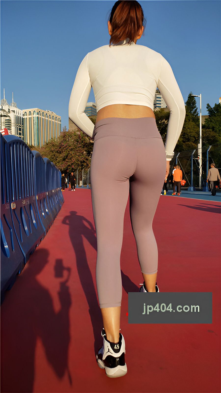 （视频二）搭讪紫色瑜伽裤女士[7.17G/MP4]