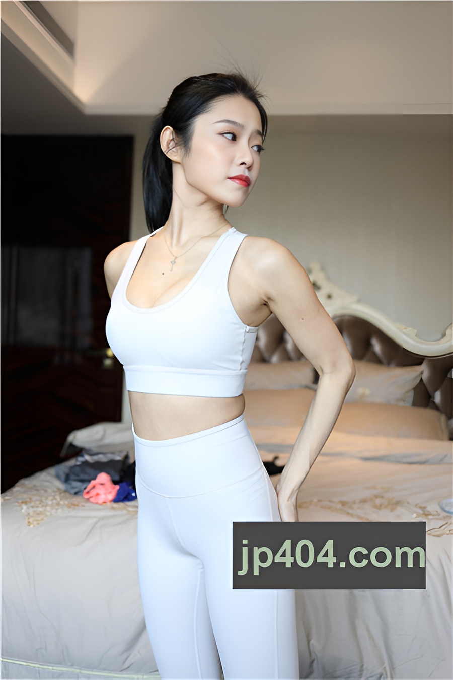 白色紧身瑜伽裤美女【套图+视频】