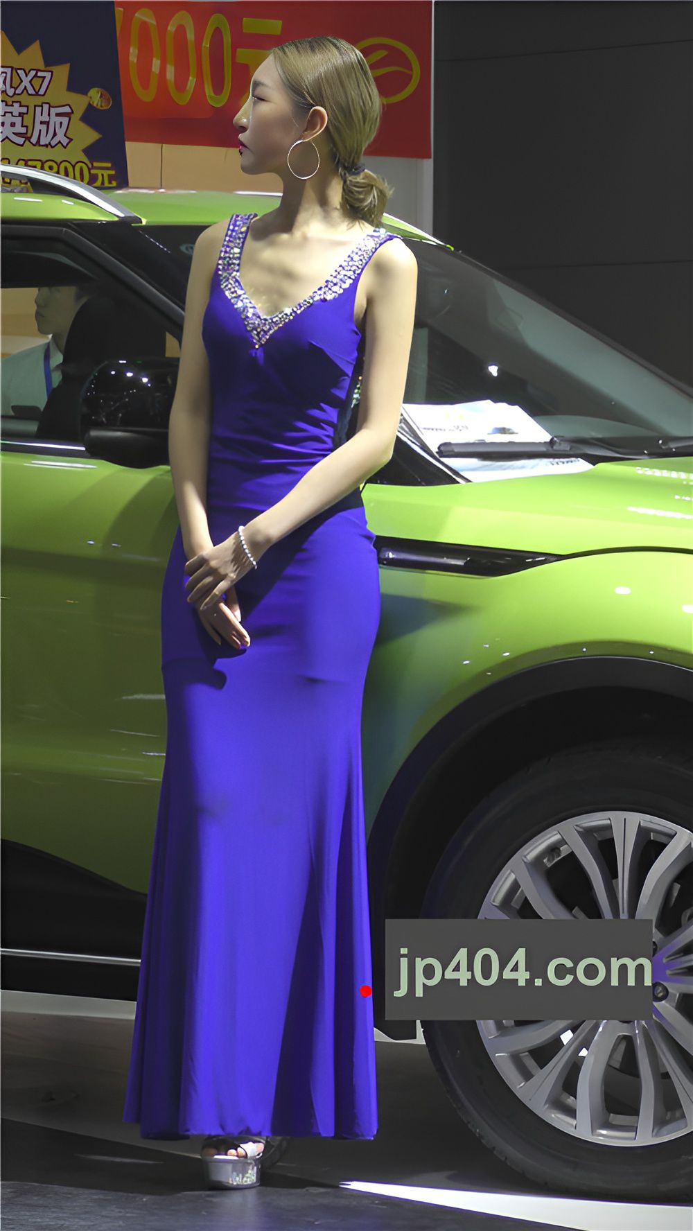 长裙车模小姐姐[1.56G/MP4]