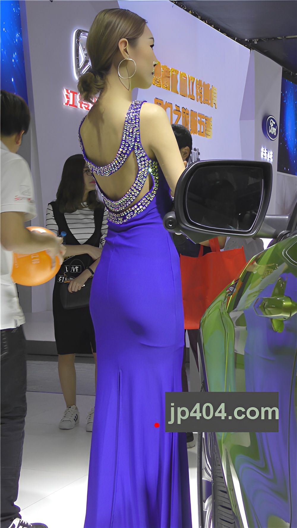 长裙车模小姐姐[1.56G/MP4]