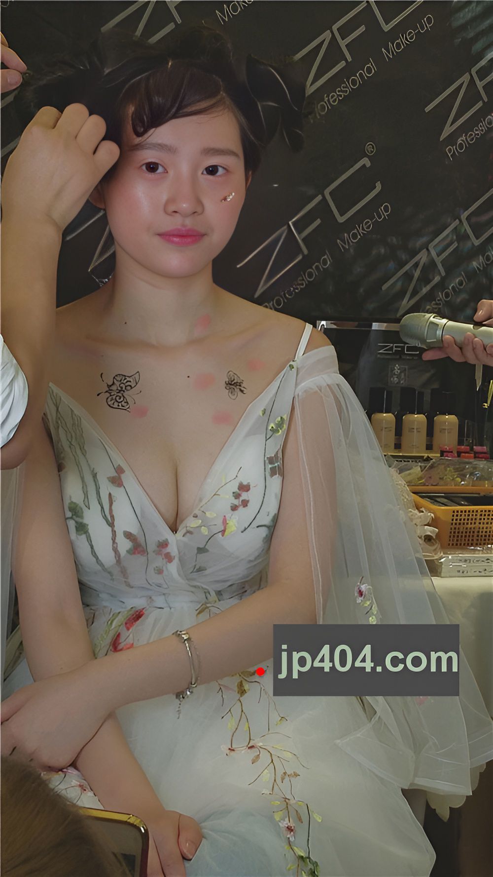 漂亮的美妆小姐姐[676M/MP4]