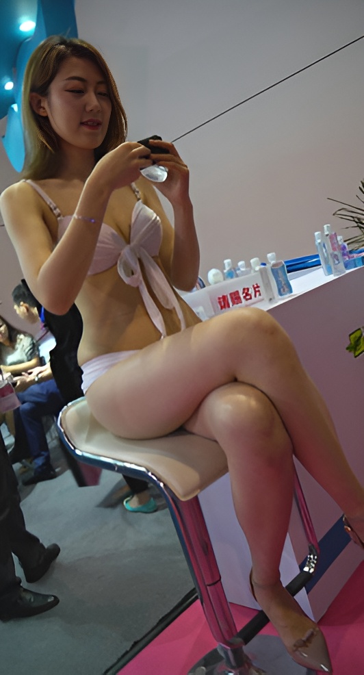 漂亮的成展比基尼美女[2.05G/MP4]