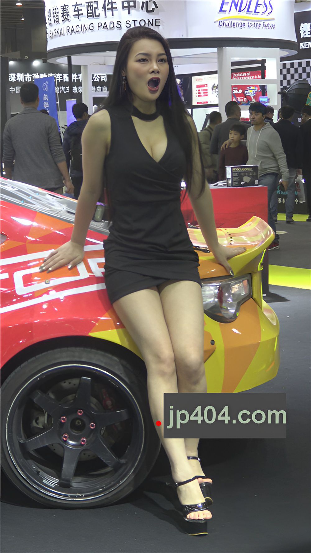 性感的吊带黑裙车模美女[17.99G/MP4]