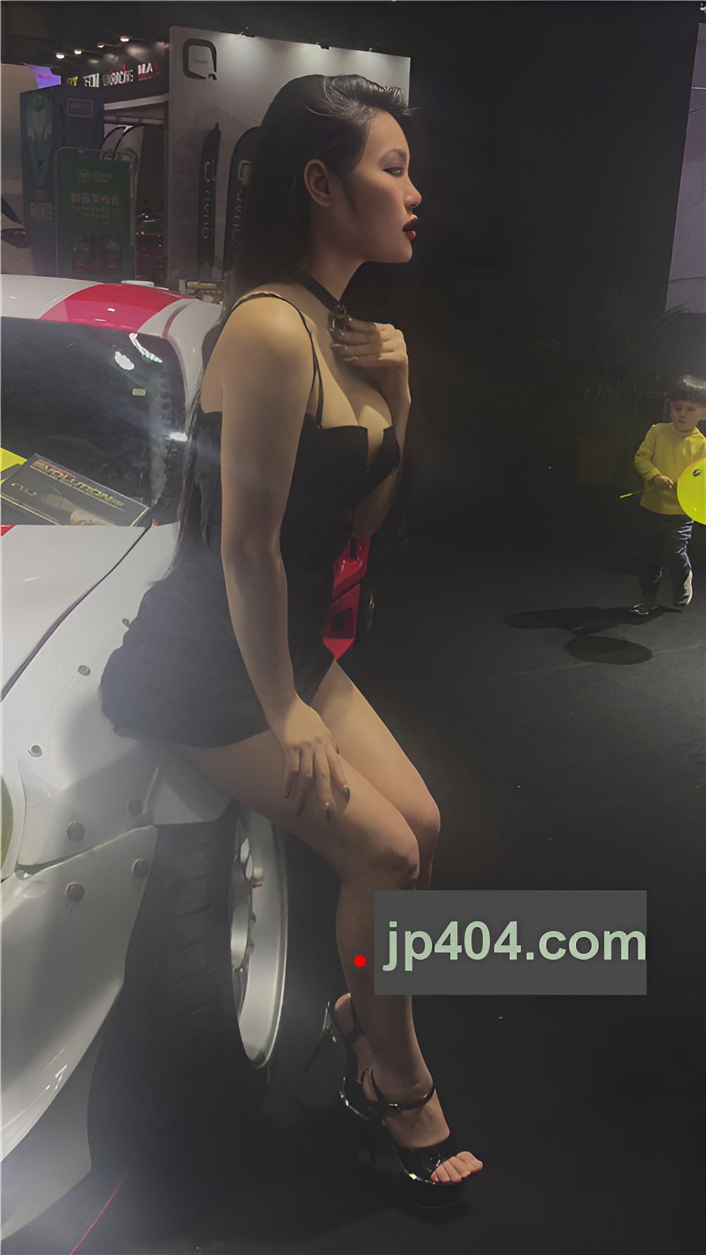 性感的吊带黑裙车模美女[17.99G/MP4]