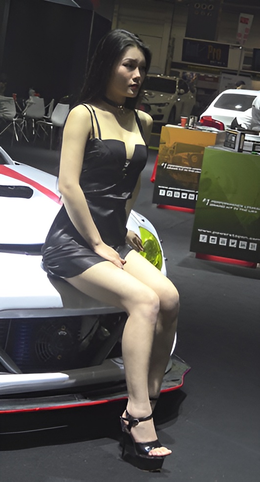 性感的吊带黑裙车模美女[17.99G/MP4]