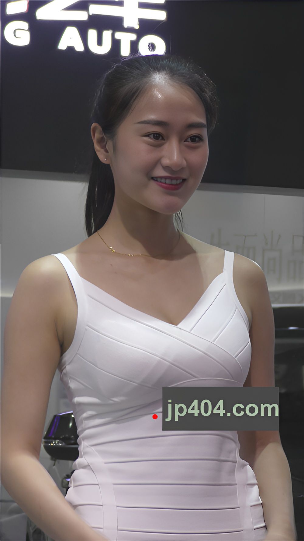 白色连体裙车模小姐姐[555M/MP4]