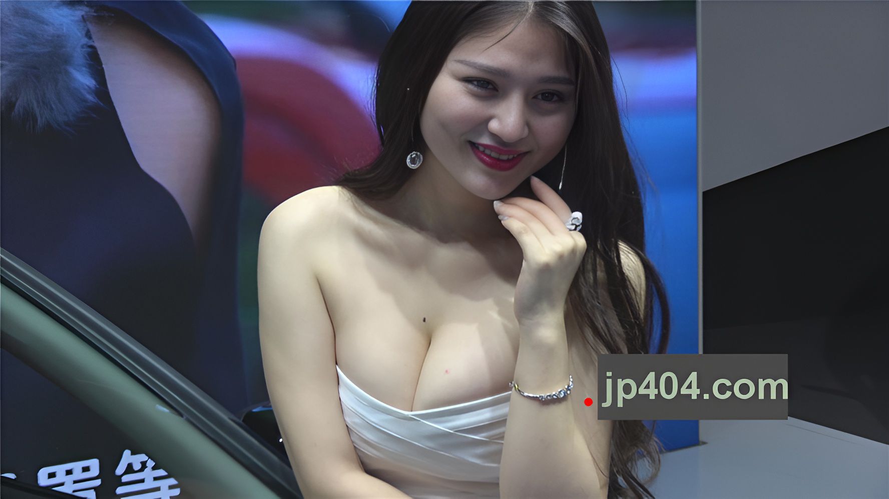 漂亮性感的车模美女[967M/MP4]