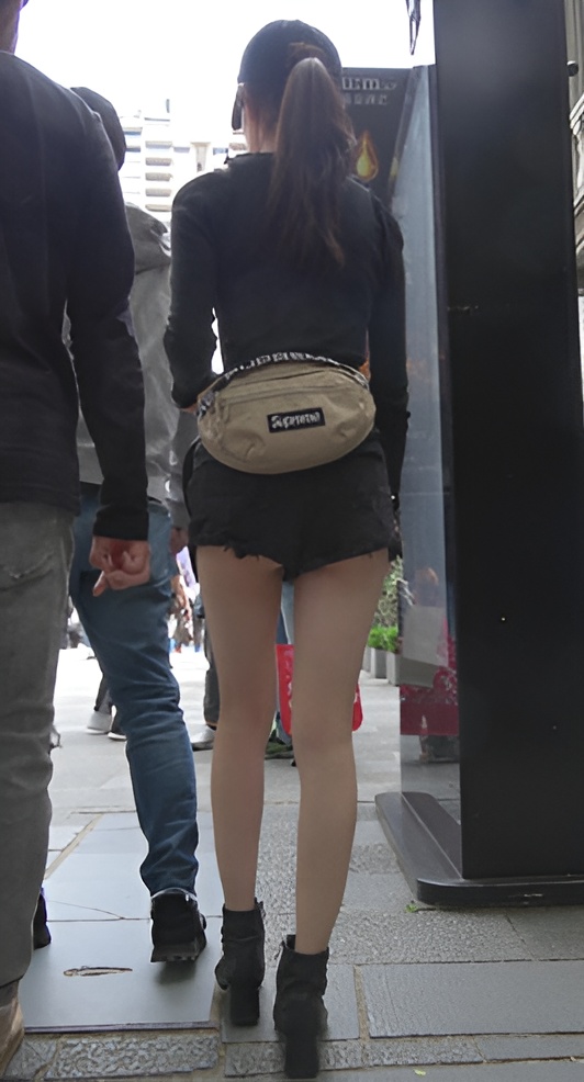 漂亮的黑色热裤小姐姐[711M/MP4]