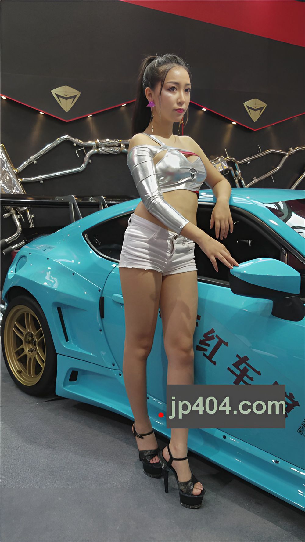 两个露腰车模美女[719M/MP4]