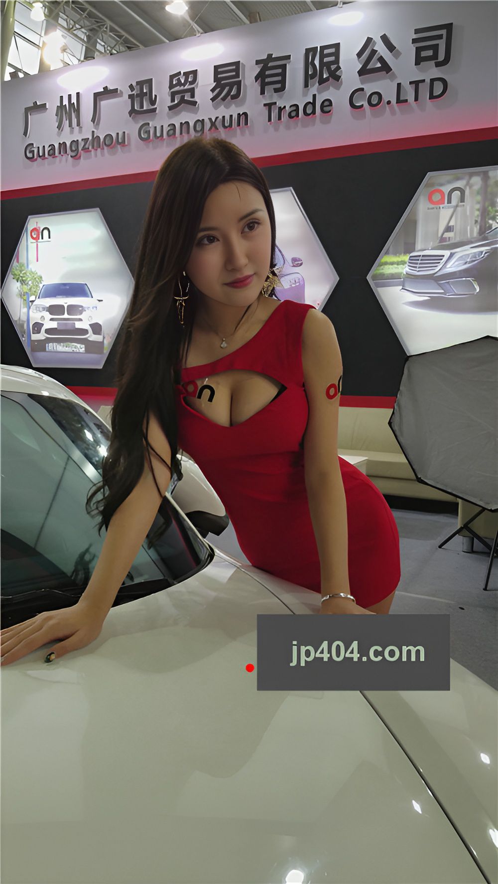 红色连体包臀裙车模小姐姐[608M/MP4]