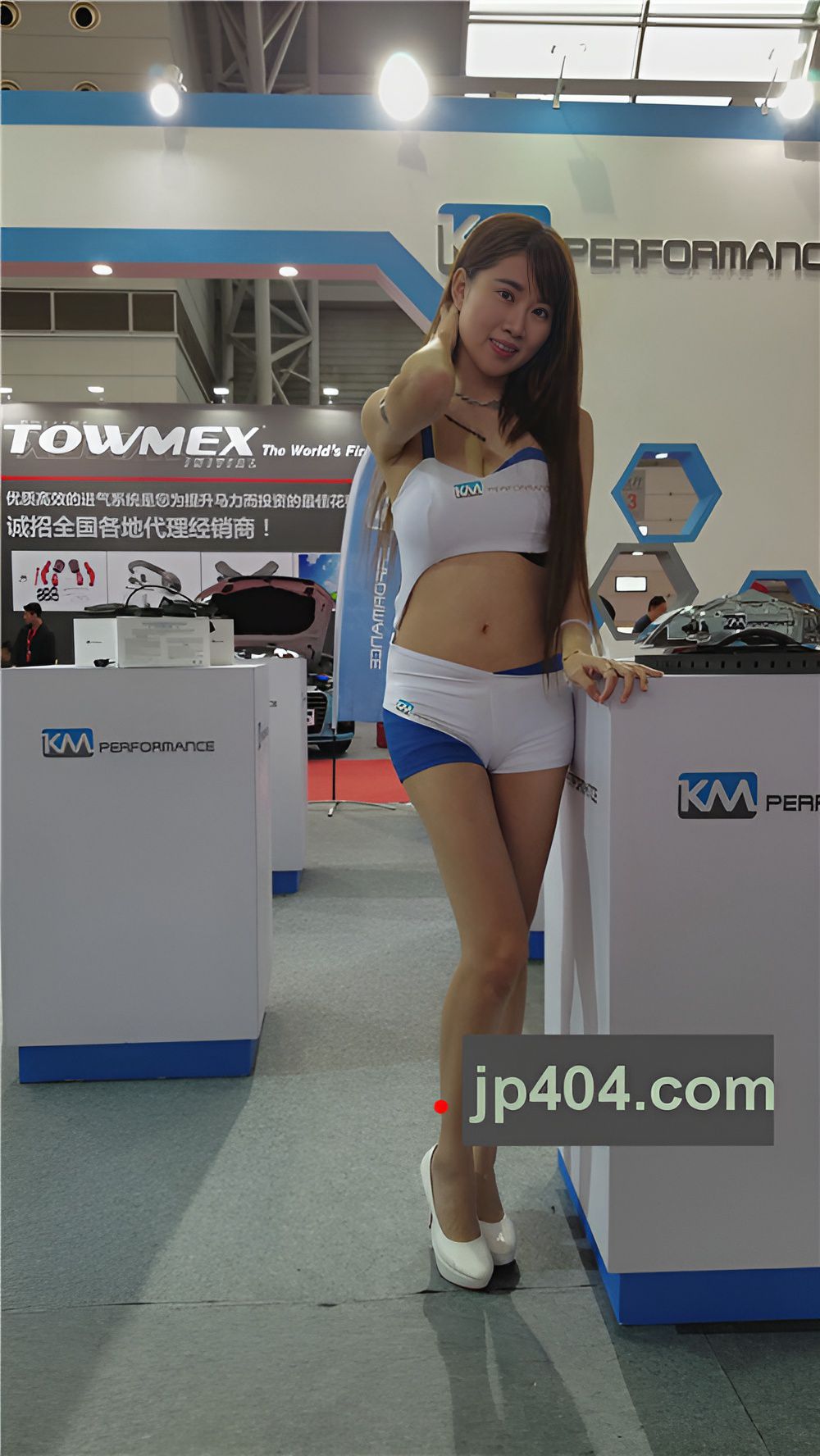 紧身短裤骆驼趾美女[529M/MP4]