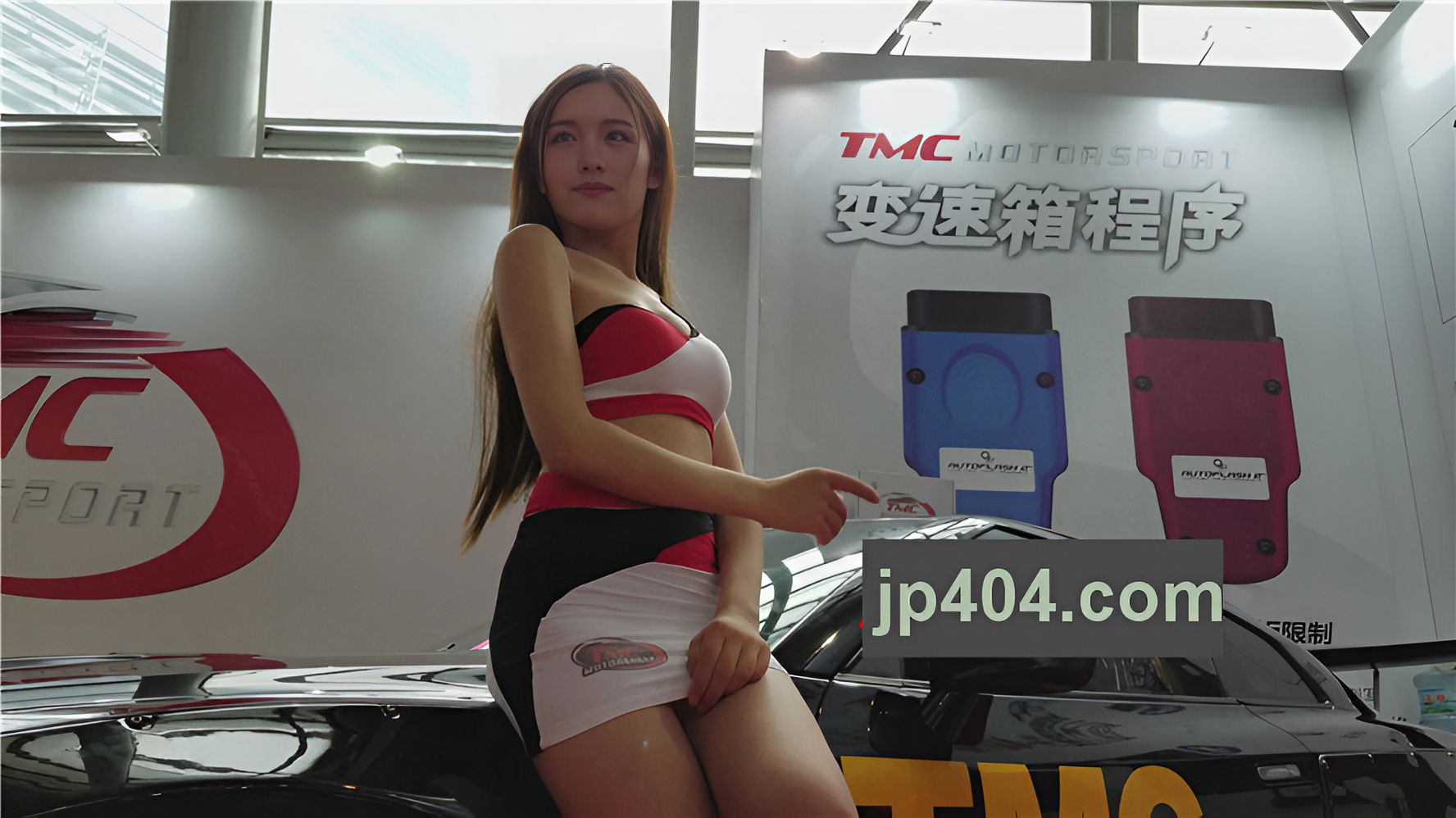 漂亮的长发车模美女[710M/MP4]