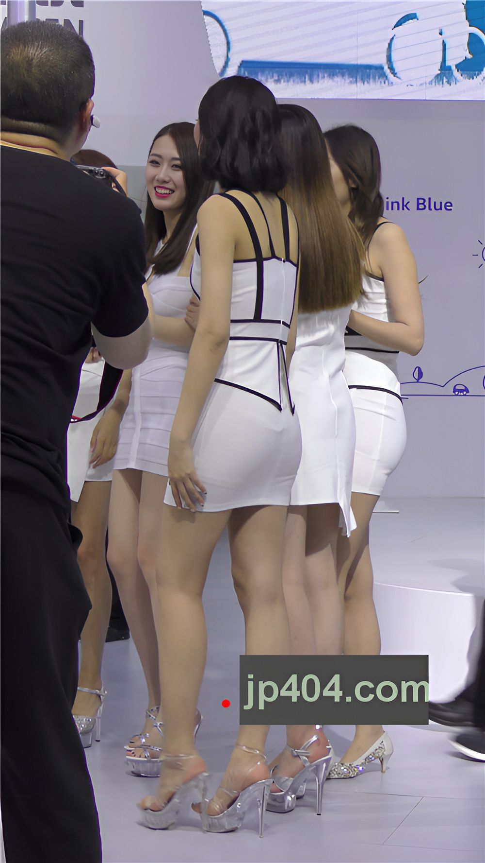 白色包屯紧身裙小姐姐[3.03G/MP4]