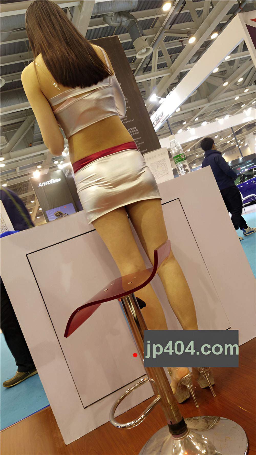 长腿银色包臀裙车模美女[1.19G/MP4]