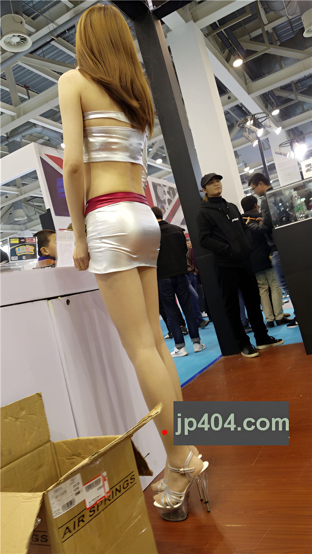 长腿银色包臀裙车模美女[1.19G/MP4]