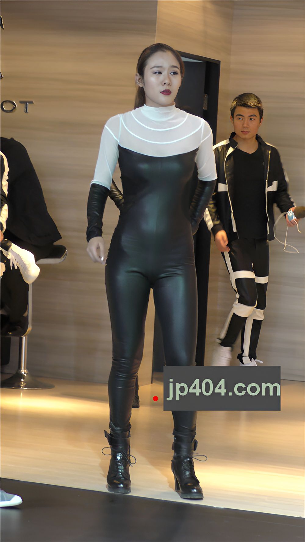 连体皮裤模特小姐姐[2.14G/MP4]