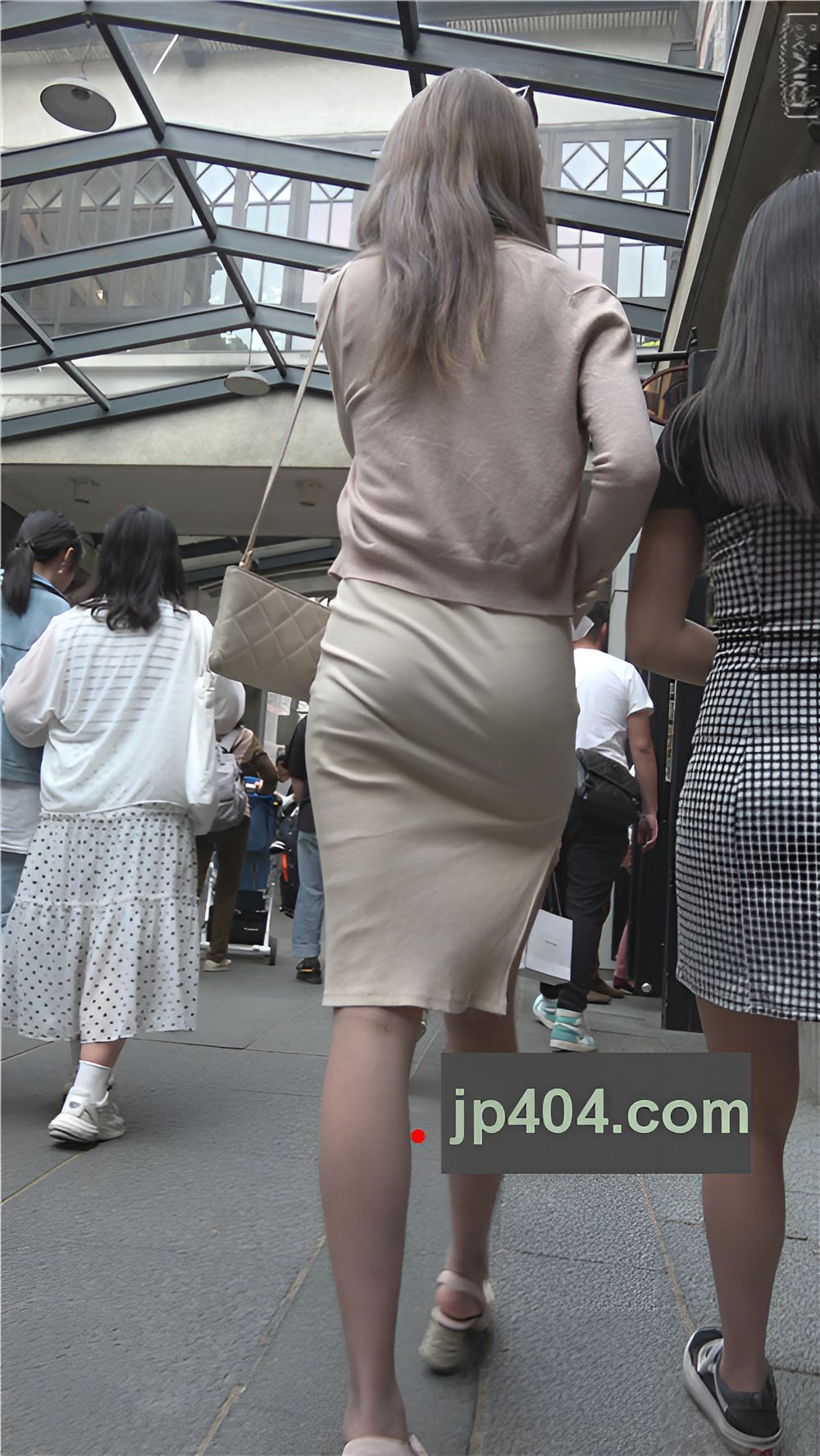 包臀裙小姐姐[1.31G/MP4]