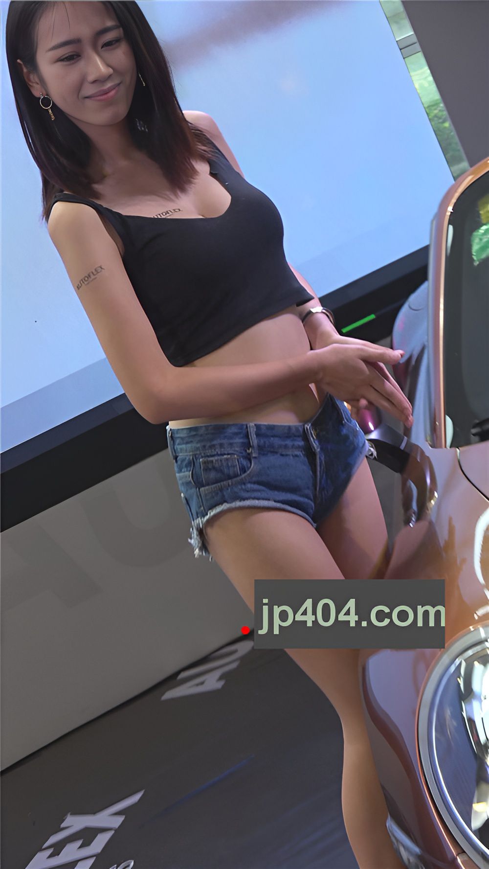 热裤车模小姐姐[406M/MP4]