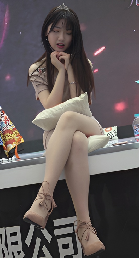 漂亮的美腿小姐姐[468M/MP4]