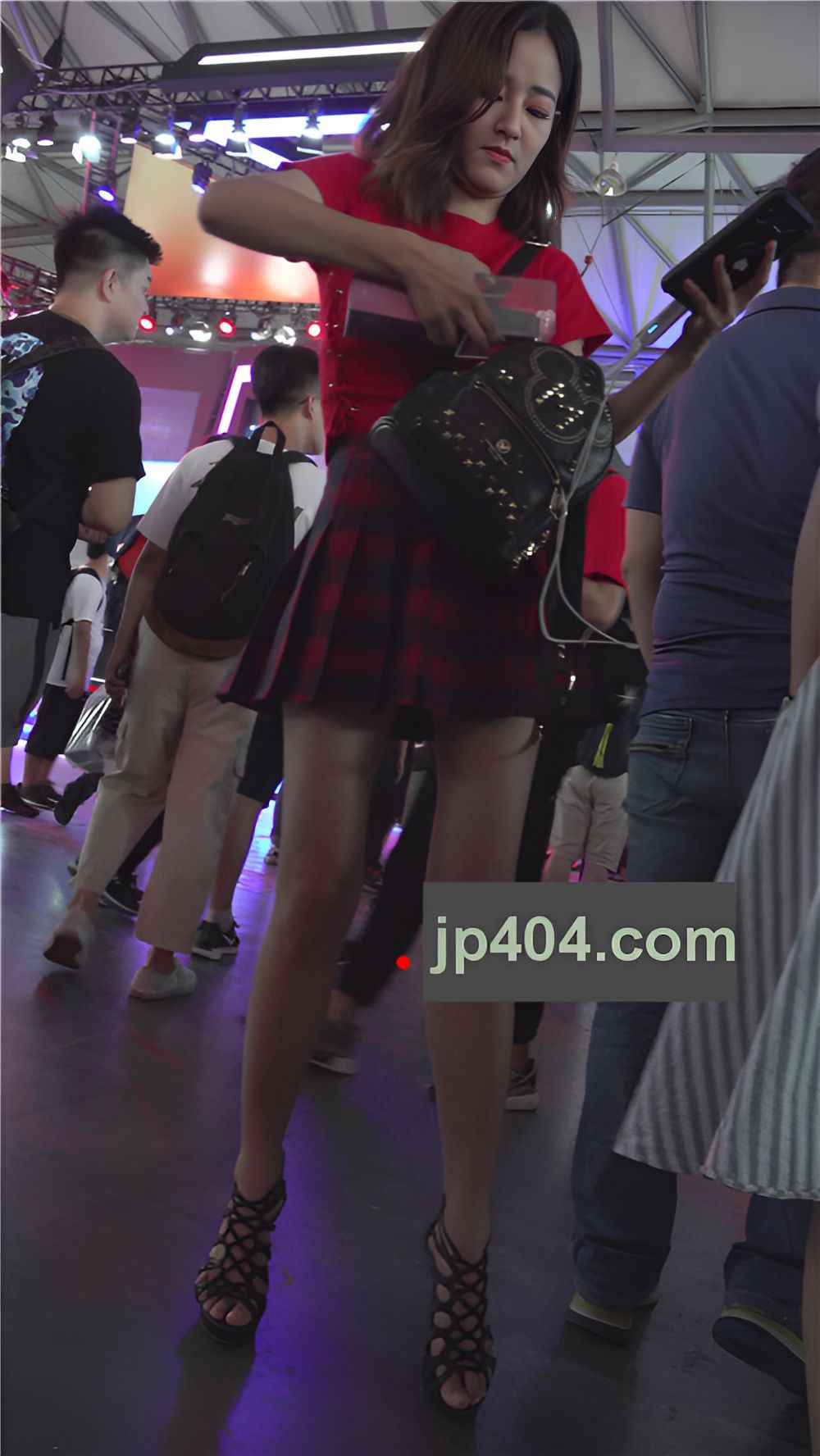 红色百褶裙美女[1.12G/MP4]