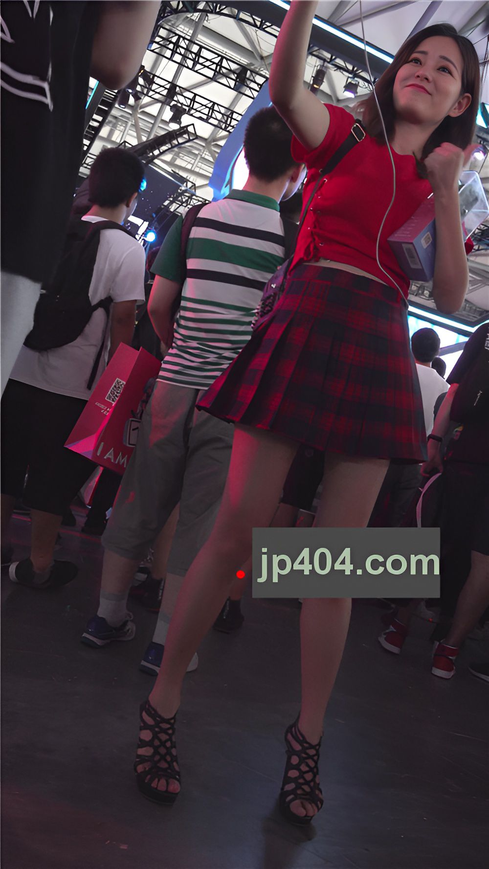 红色百褶裙美女[1.12G/MP4]