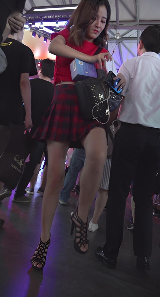 红色百褶裙美女[1.12G/MP4]