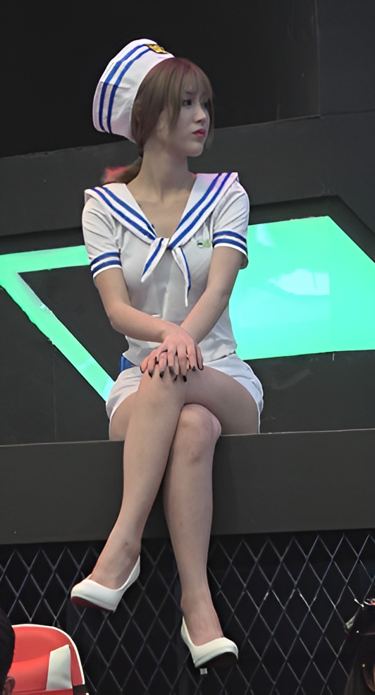 漂亮的美腿女孩[682M/MP4]