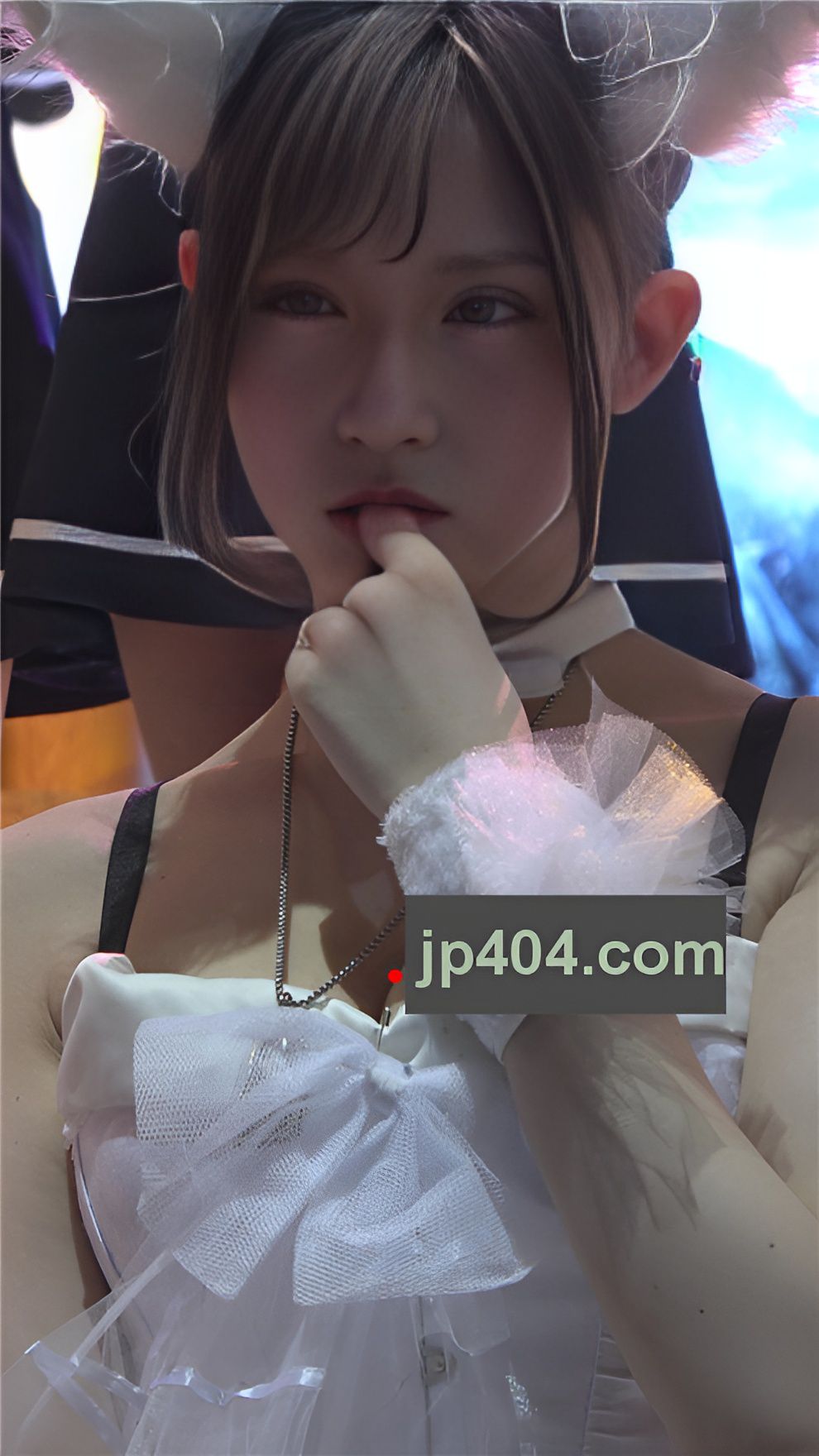 吊带白裙美女[417M/MP4]