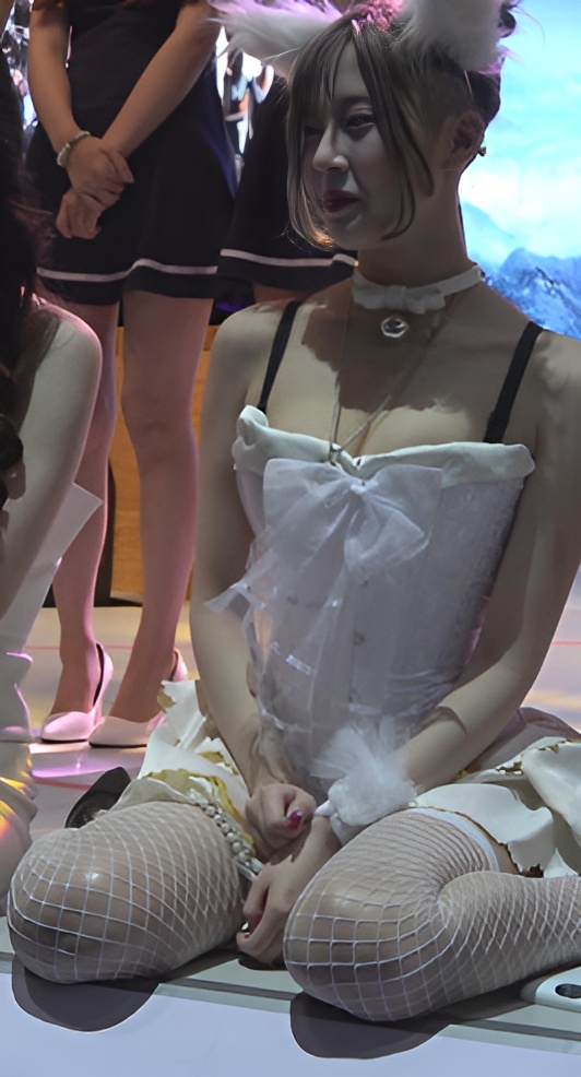 吊带白裙美女[417M/MP4]