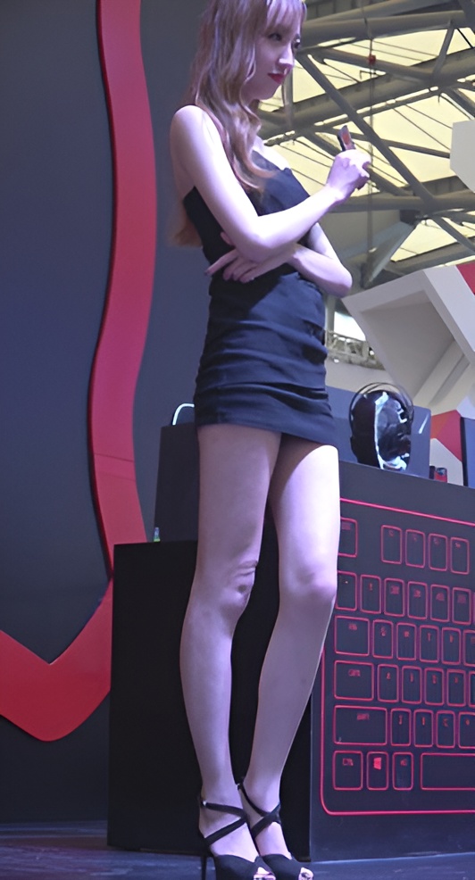 长腿包臀裙小姐姐[585M/MP4]