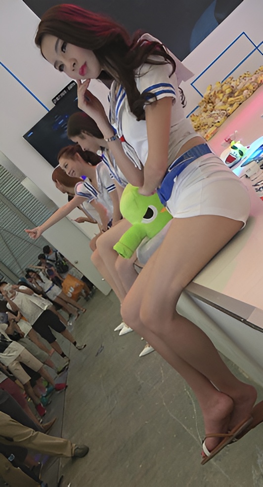 漂亮的网红脸美女[375M/MP4]