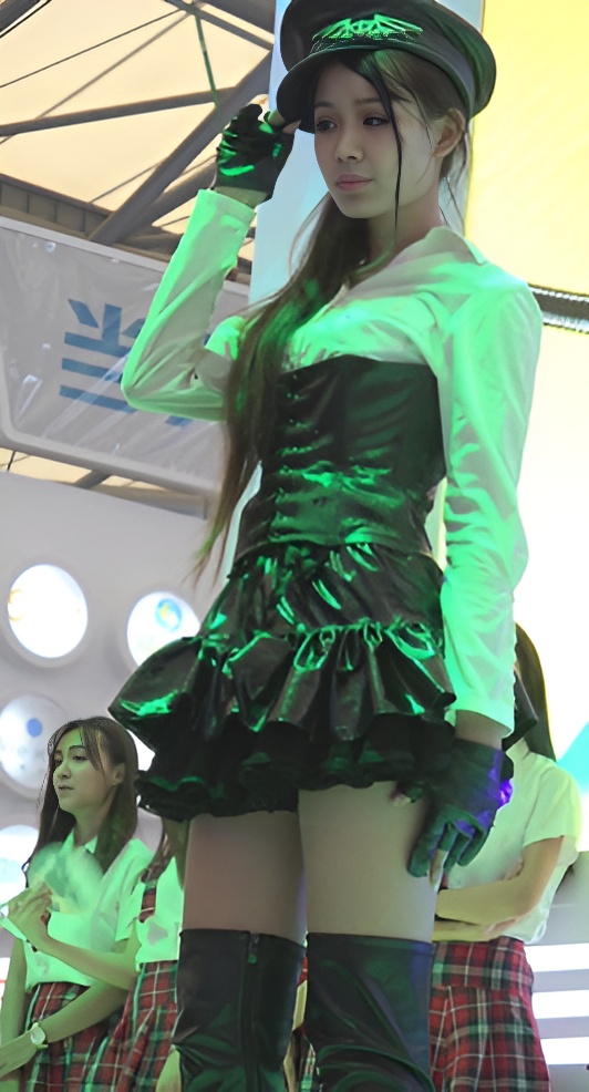 漂亮的小皮裙美女[396M/MP4]