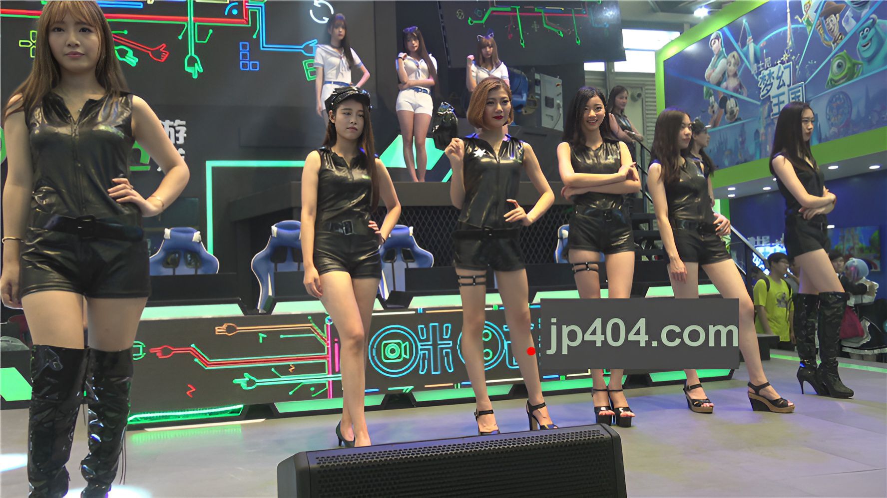 漂亮的皮衣小姐姐[3.14G/MP4]