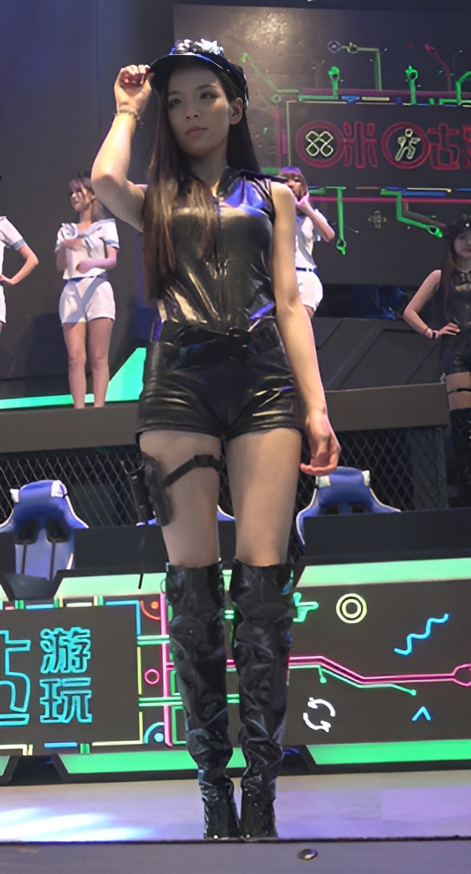 漂亮的皮衣小姐姐[3.14G/MP4]